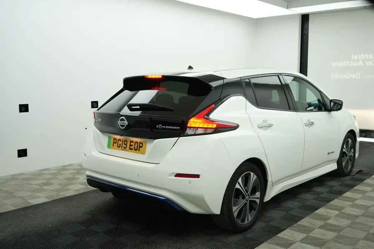 Used Nissan Leaf N-Connecta 110 kW (150 HP) 2019 White Hatchback