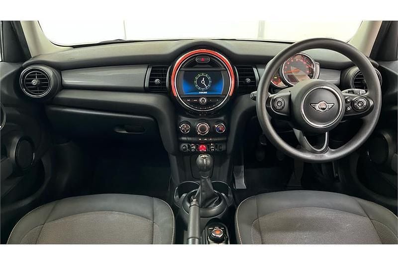 Używany Mini Cooper Hatch 136 KM (100 kW) 2018 Pomarańczowy Hatchback