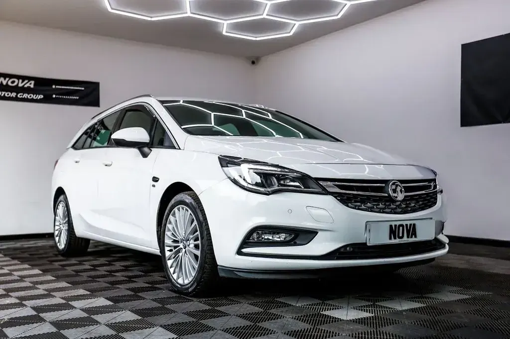 Used Vauxhall Astra Elite 136 HP (100 kW) 2017 White Estate