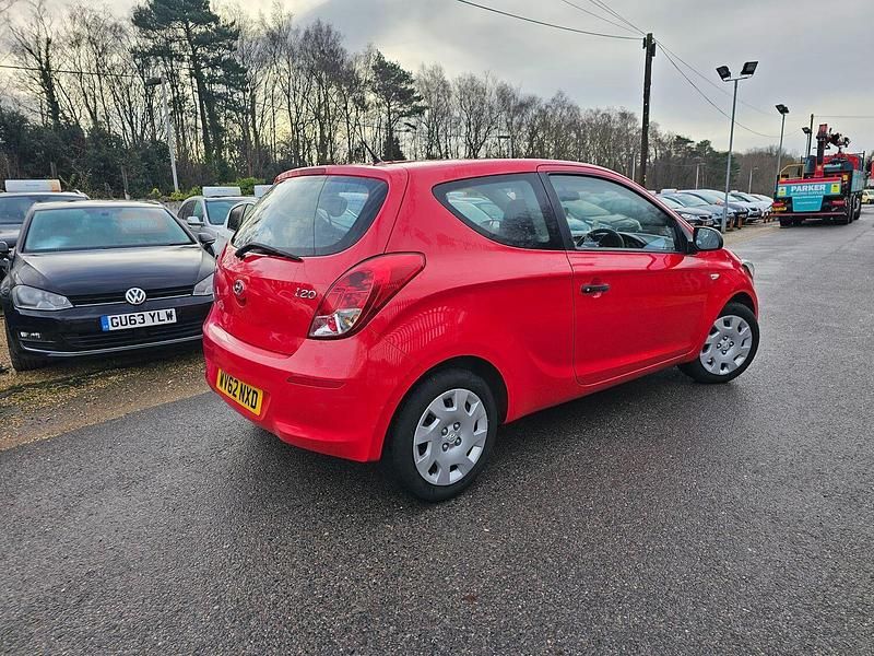 Used Hyundai i20 Classic 85 HP (62 kW) 2012 Red Hatchback
