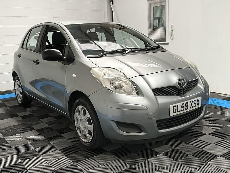Silver Used 2010 Toyota Yaris T2 Hatchback | £1,995 (Good price) - Image 1/4