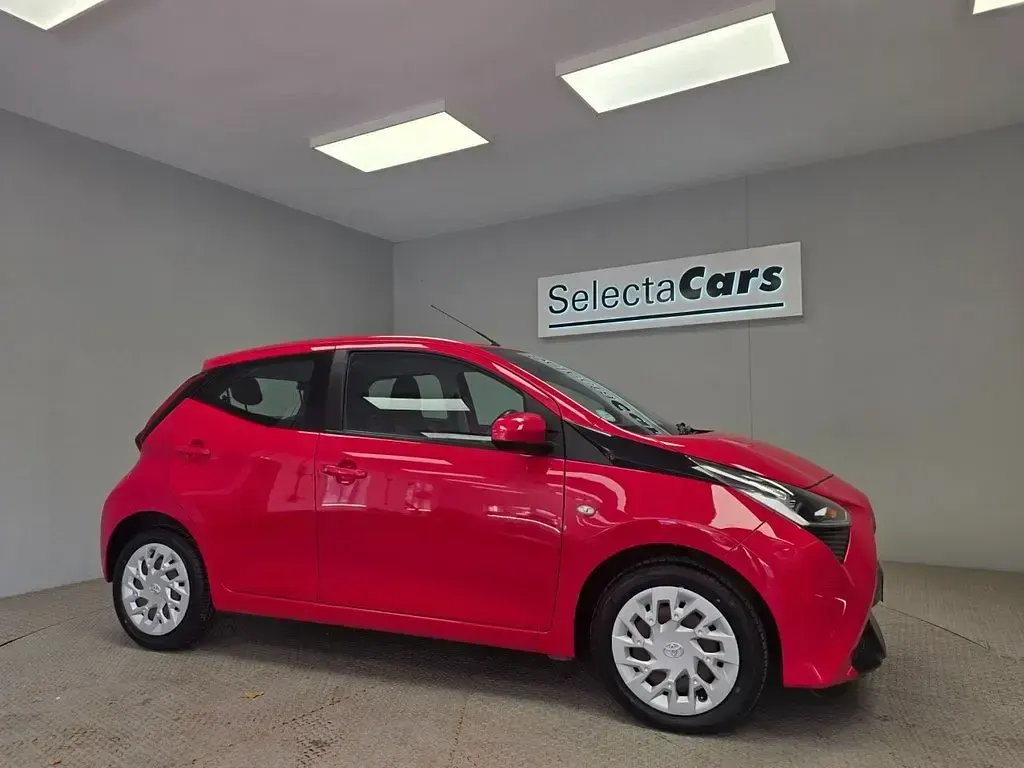 Used Toyota Aygo X-play 72 HP (52 kW) 2021 Red Hatchback