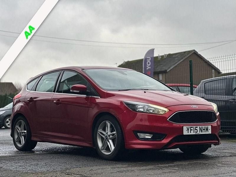 Used Ford Focus Zetec 120 HP (88 kW) 2015 Red Hatchback
