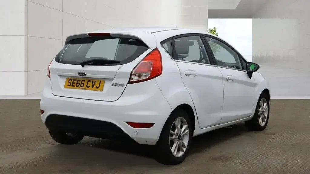 Used Ford Fiesta Zetec 82 HP (60 kW) 2017 White Hatchback