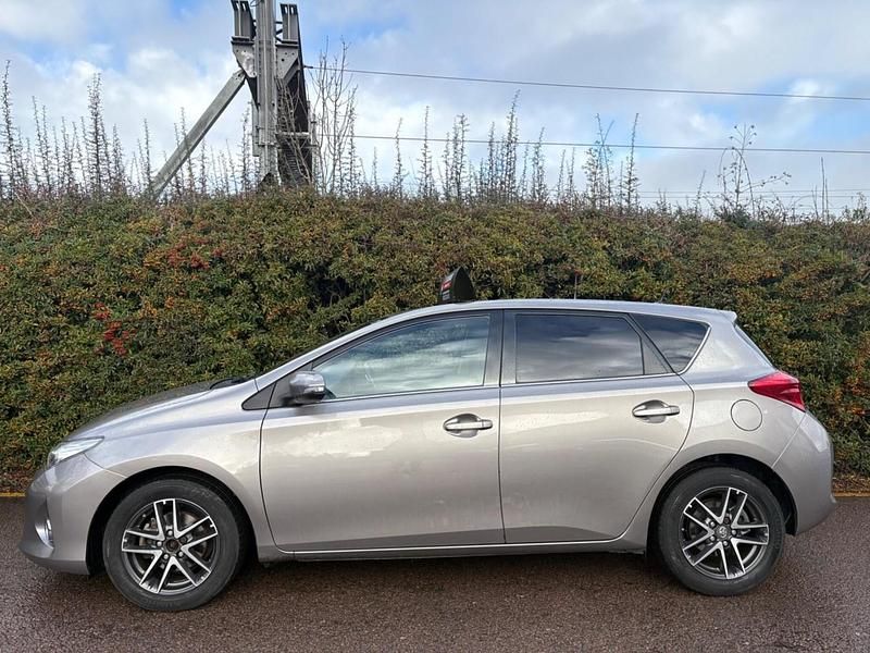 Used Toyota Auris Plus 90 HP (66 kW) 2014 Bronze Hatchback