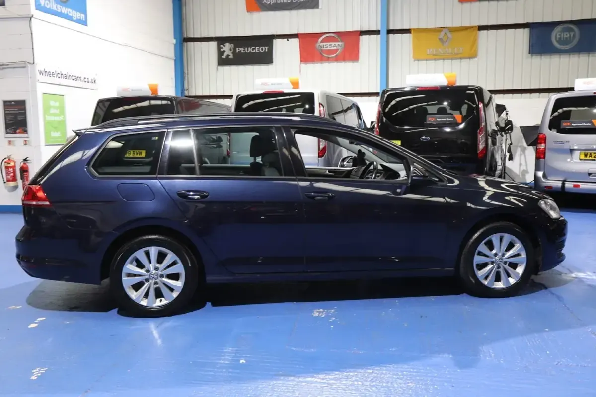 Begagnad VW Golf VII SE 125 HK (91 kW) 2016 Blå Kombi
