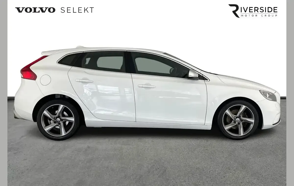 Used Volvo V40 R-Design 122 HP (89 kW) 2016 White Hatchback