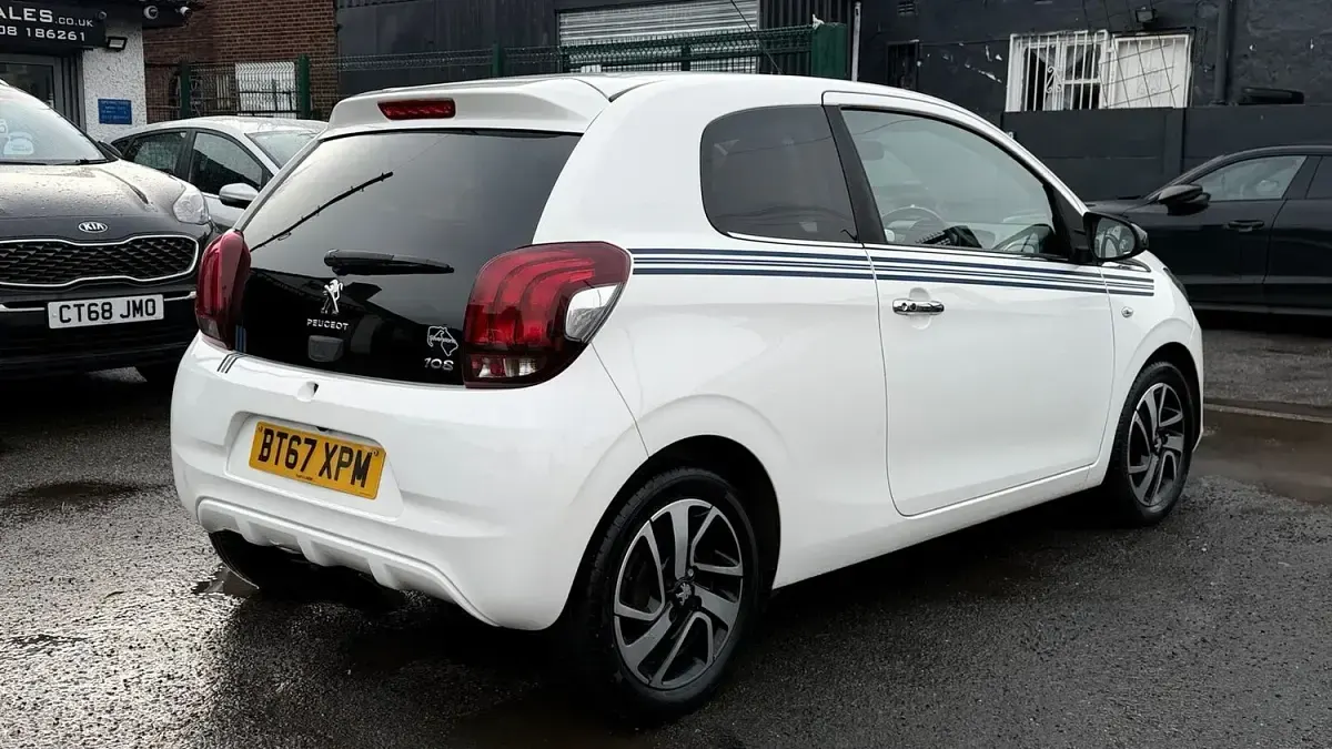 Used Peugeot 108 Collection 82 HP (60 kW) 2018 White Hatchback