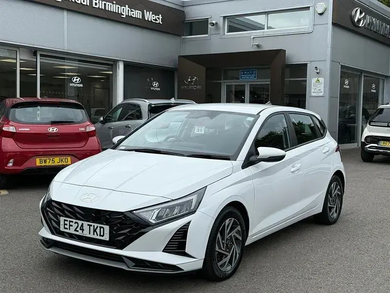 Used Hyundai i20 Advanced 100 HP (73 kW) 2024 White Hatchback