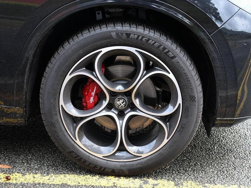 Used Alfa Romeo Stelvio Veloce 276 HP (202 kW) 2025 Black SUV