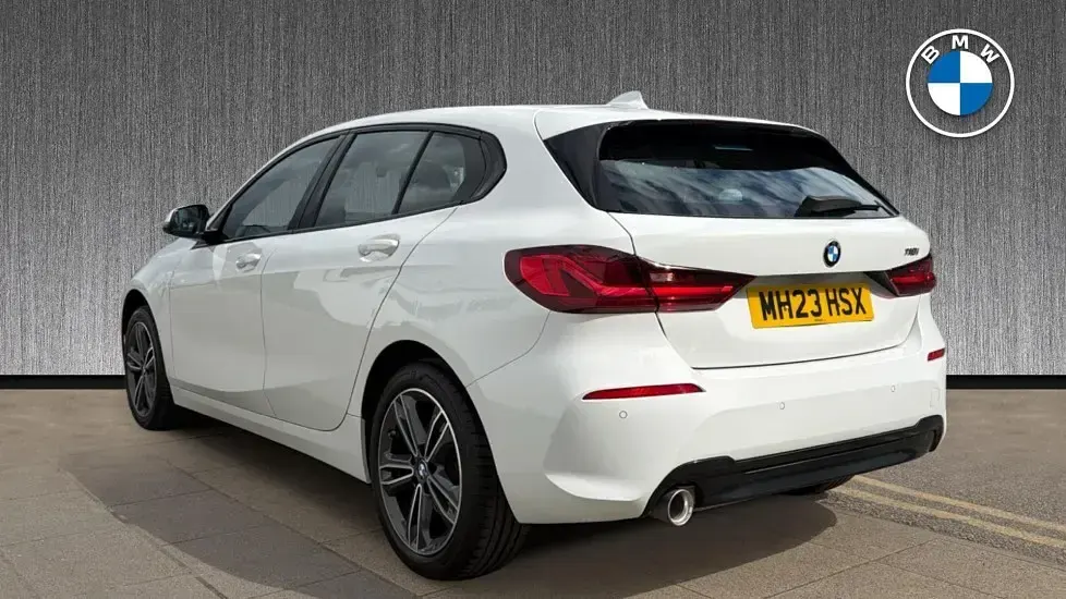 Usado BMW 118 Sport Line 134 CV (98 kW) 2023 Blanco Utilitario