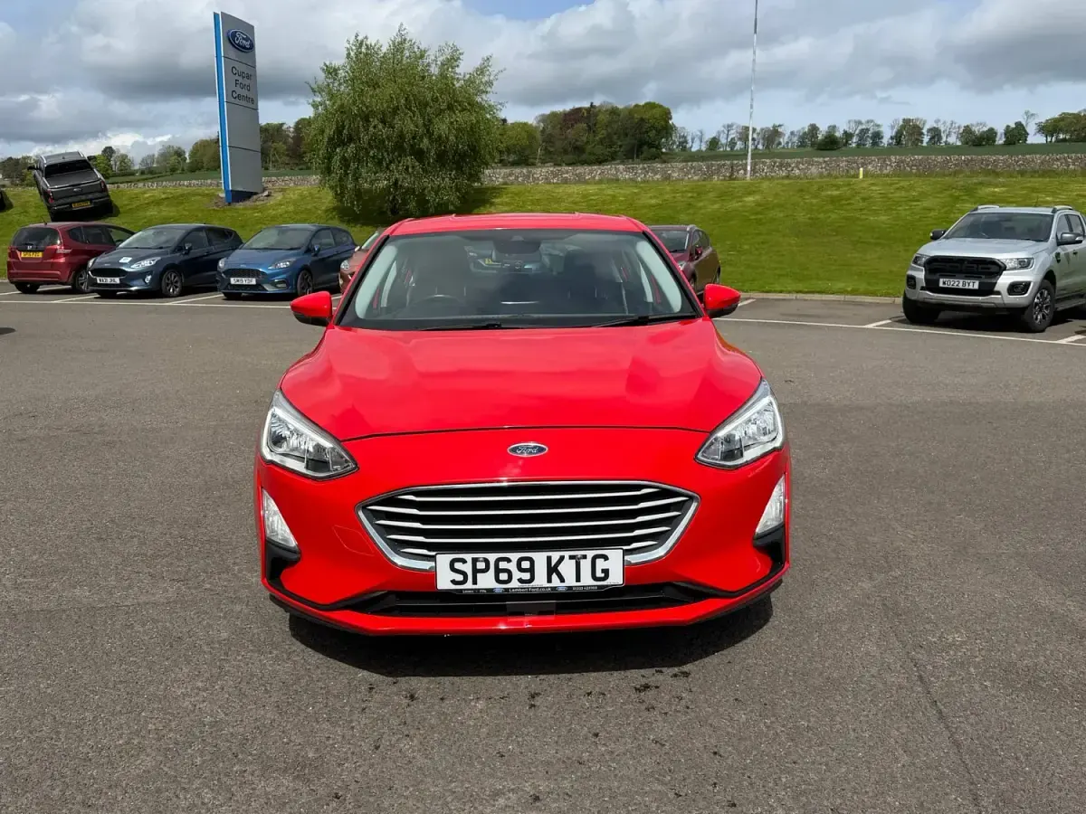 Begagnad Ford Focus Zetec 2019 Röd Halvkombi