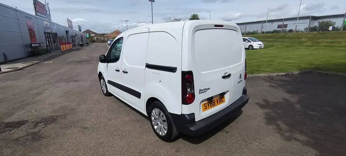Usado Citroën Berlingo 75 CV (55 kW) 2018 Blanco Monovolumen