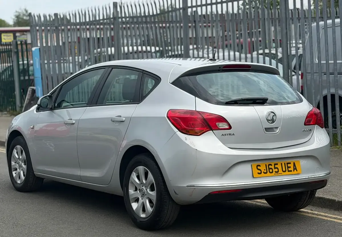 Used Vauxhall Astra Design Edition 136 HP (100 kW) 2015 Silver Hatchback