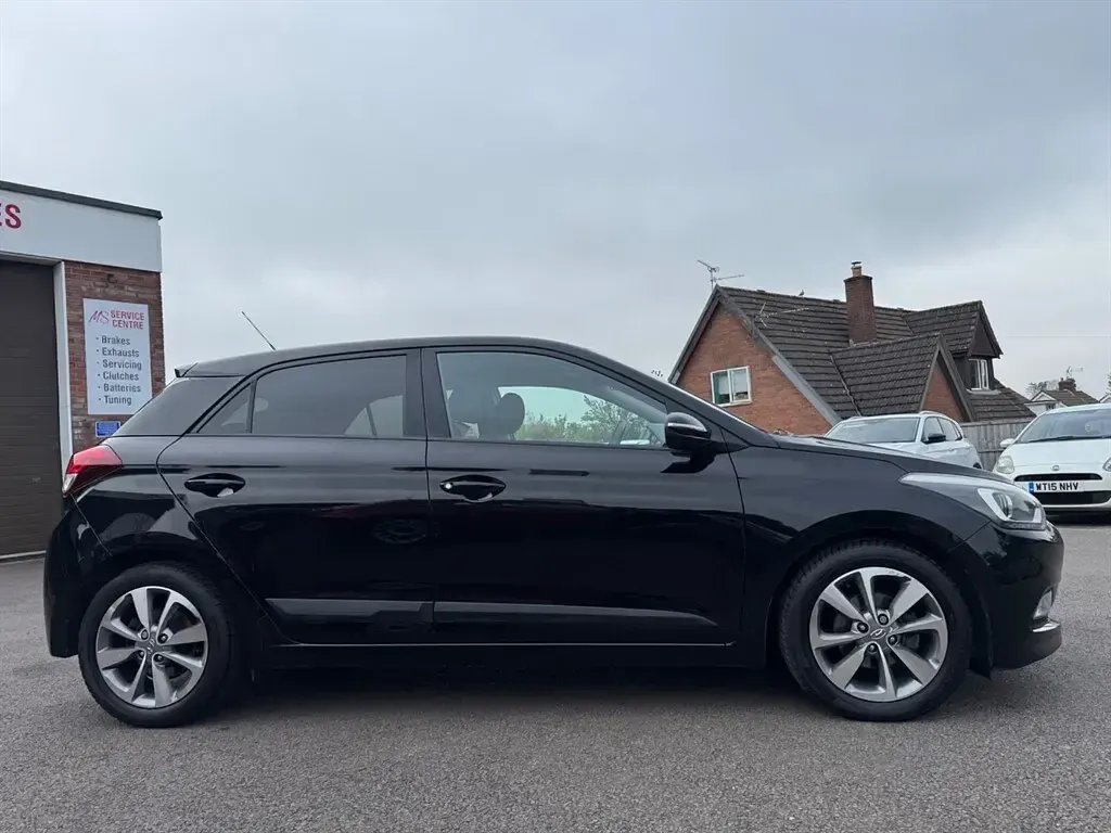 Used Hyundai i20 Premium 84 HP (61 kW) 2016 Black Hatchback