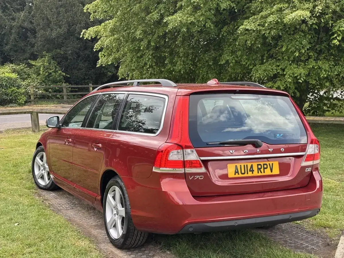 Second-hand Volvo V70 Business Edition 115 CP (84 kW) 2014 Roșu Break