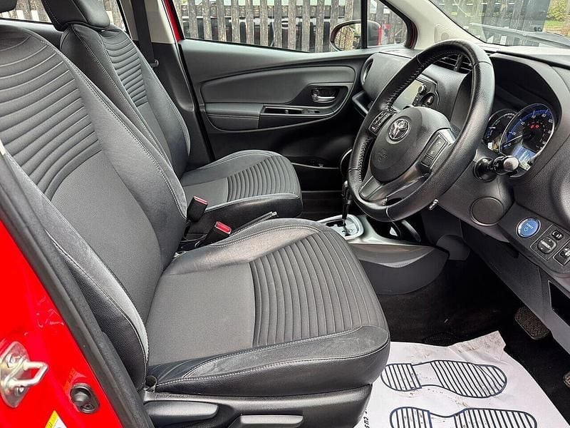 Used Toyota Yaris Hybrid 2016 Red Hatchback