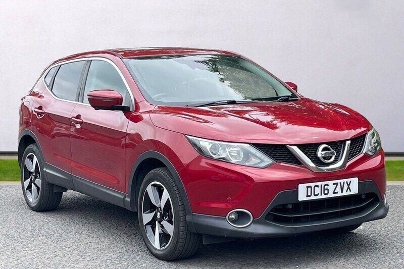 Red Used 2016 Nissan Qashqai N-Connecta SUV | £7,195 (Fair price) - Image 1/4