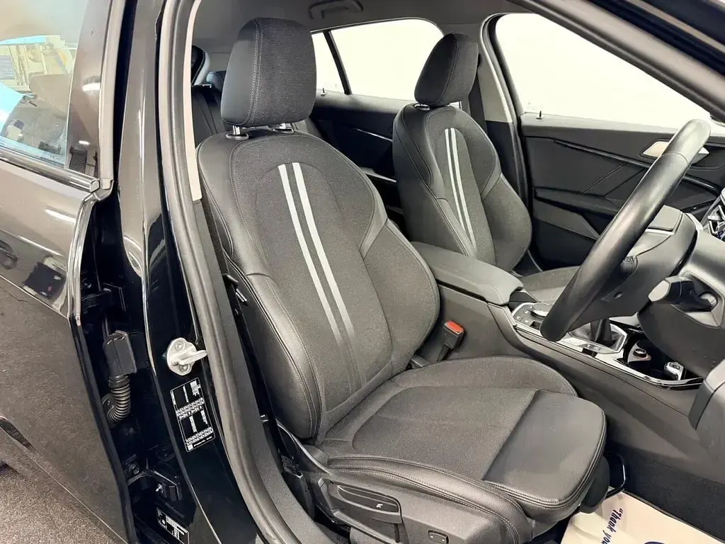 Usado BMW 118 Sport Line 140 HP (102 kW) 2020 Preto Citadino