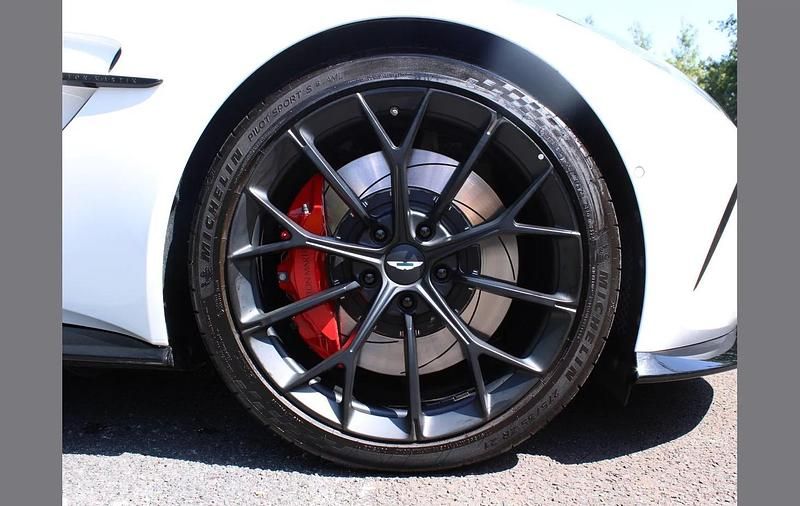 Used Aston Martin V8 Vantage 656 HP (482 kW) 2024 White Coupe