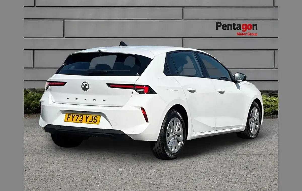 Used Vauxhall Astra Design Edition 108 HP (79 kW) 2023 White Hatchback