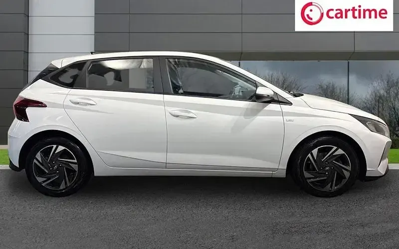 Used Hyundai i20 SE 101 HP (74 kW) 2023 White Hatchback