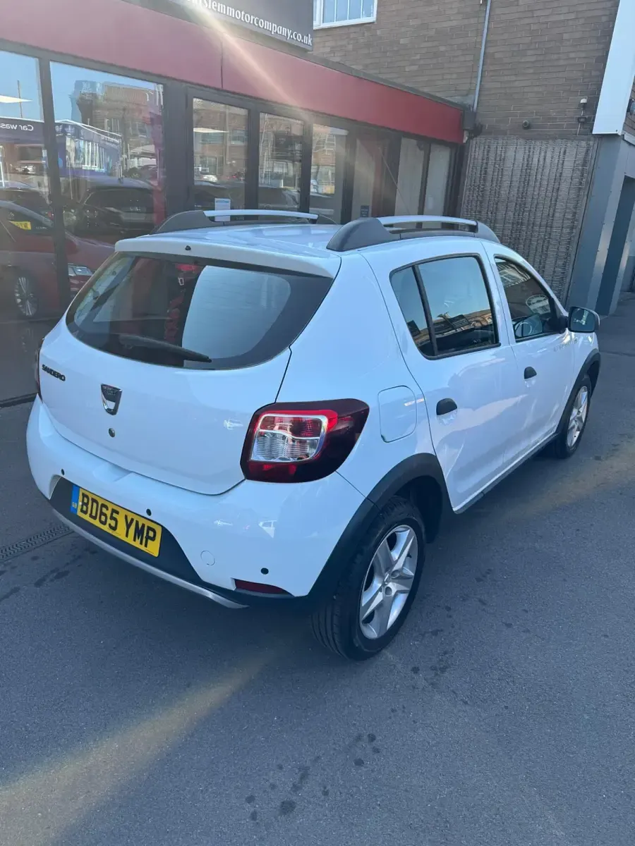 Used Dacia Sandero Lauréate 90 HP (66 kW) 2015 White Hatchback
