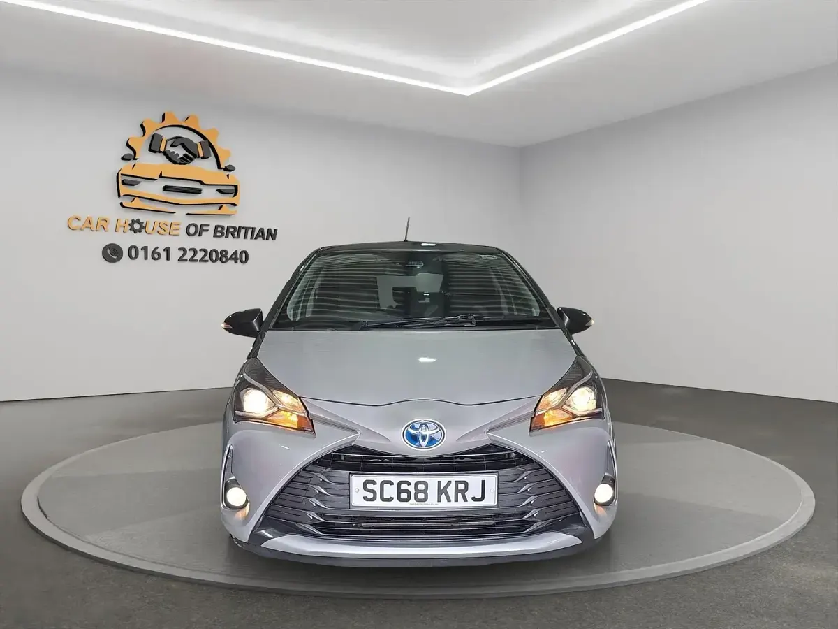 Used Toyota Yaris Hybrid 100 HP (73 kW) 2019 Silver Hatchback