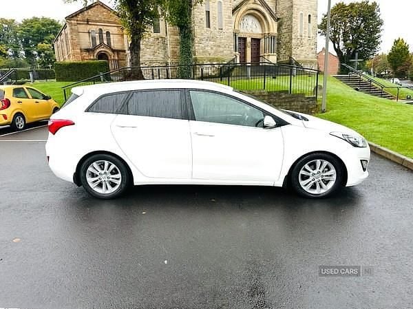 Used Hyundai i30 Style 128 HP (94 kW) 2013 White Estate
