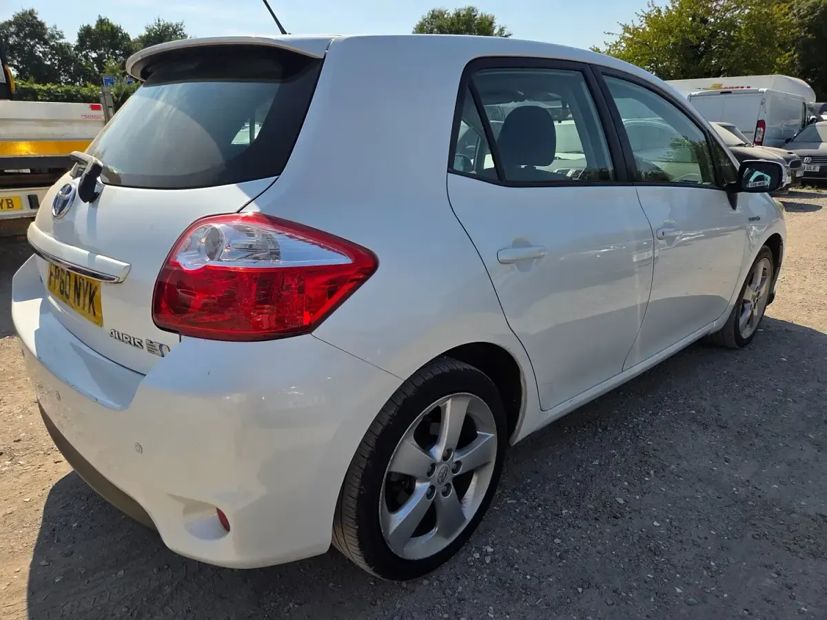 Used Toyota Auris Hybrid T4 134 HP (98 kW) 2010 White Hatchback