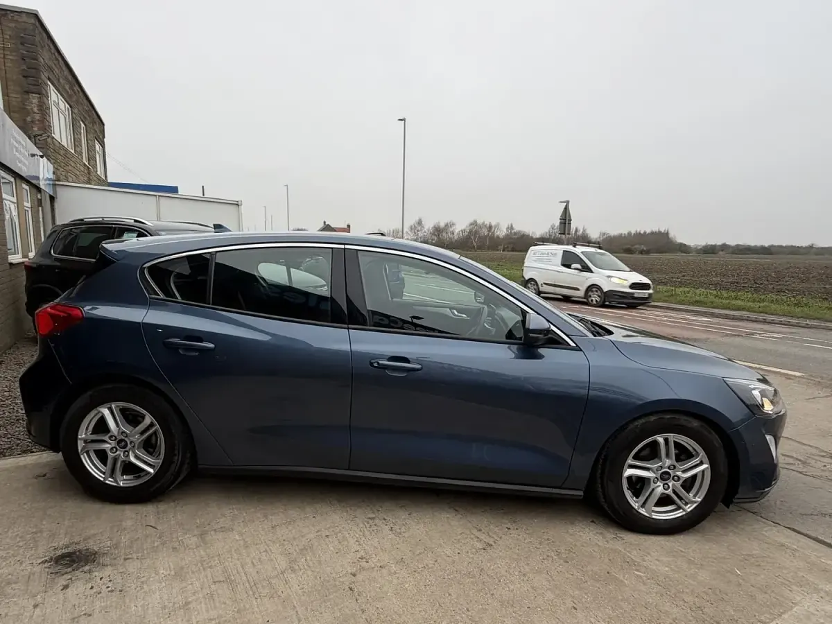 Used Ford Focus Zetec 95 HP (69 kW) 2019 Blue Hatchback