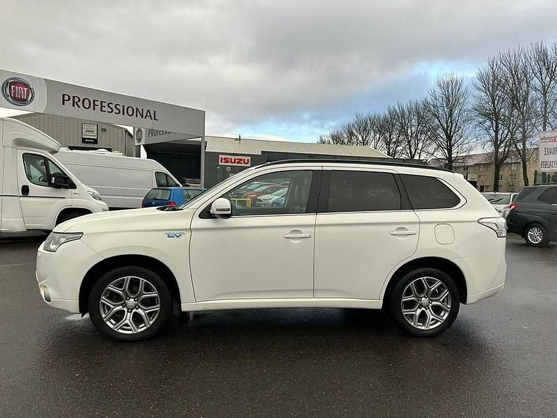 Used Mitsubishi Outlander P-HEV 162 HP (119 kW) 2014 White Estate