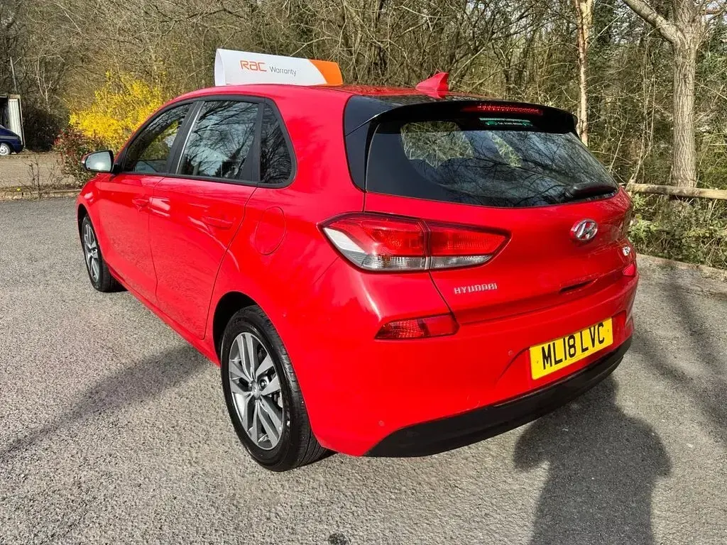 Used Hyundai i30 SE 110 HP (80 kW) 2018 Red Hatchback