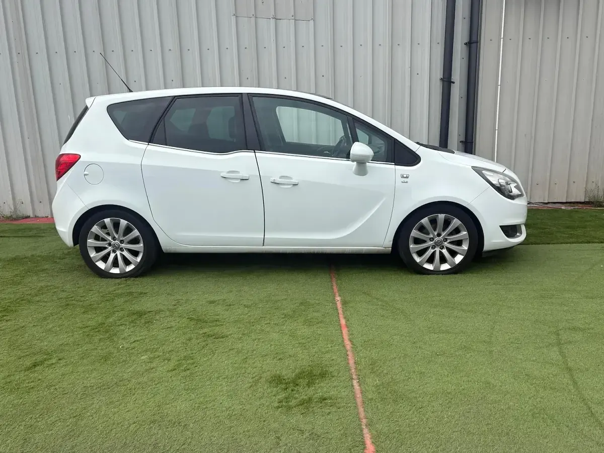 Used Vauxhall Meriva 2014 White MPV
