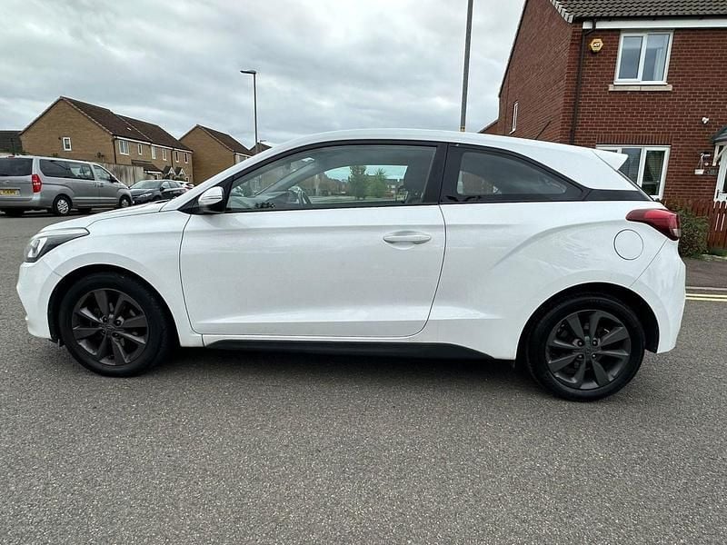 Used Hyundai i20 SE 84 HP (61 kW) 2015 White Coupe