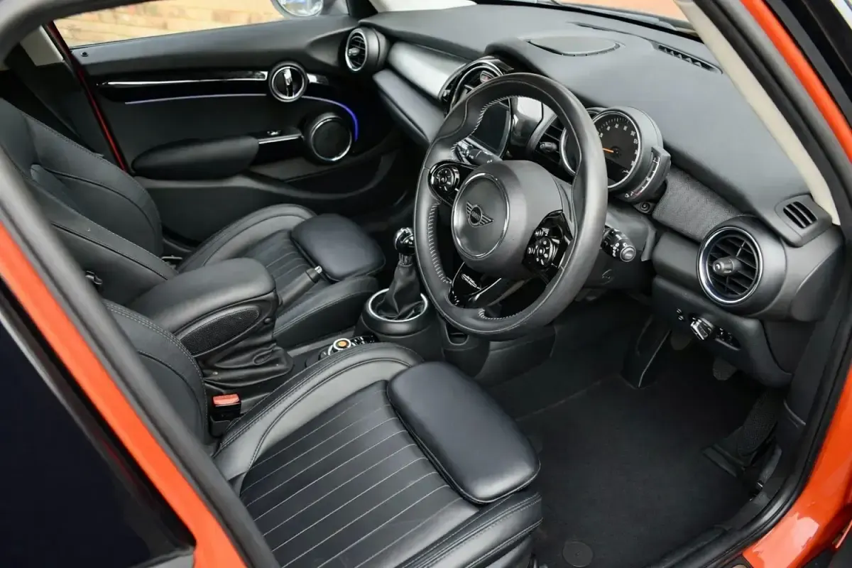 Begagnad Mini Cooper S Exclusive 2019 Orange Halvkombi