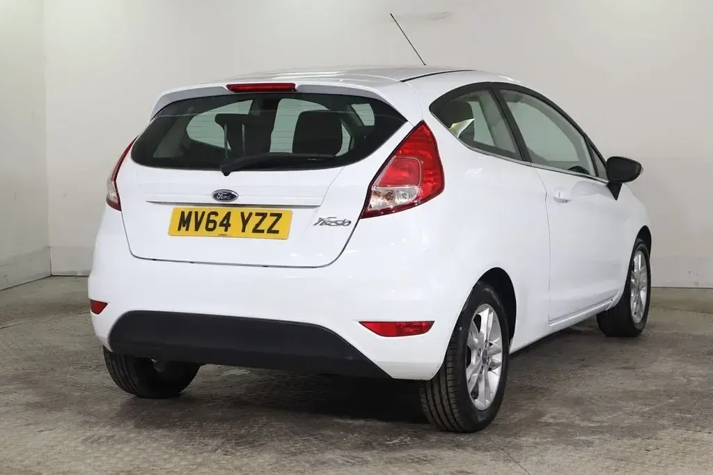 Used Ford Fiesta Zetec 82 HP (60 kW) 2014 White Hatchback