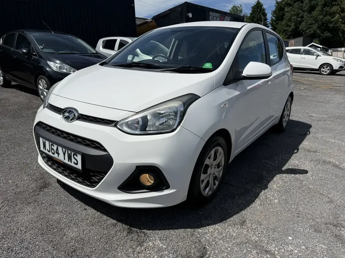 Used Hyundai i10 SE 83 HP (61 kW) 2014 White Hatchback