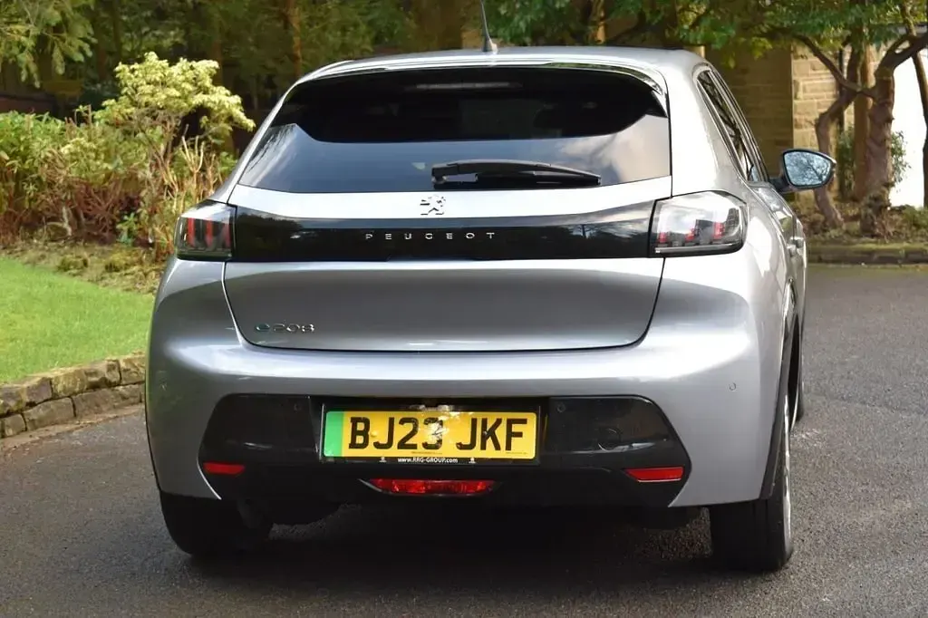 Second-hand Peugeot e-208 Allure+ 100 kW (136 CP) 2023 Gri Hatchback