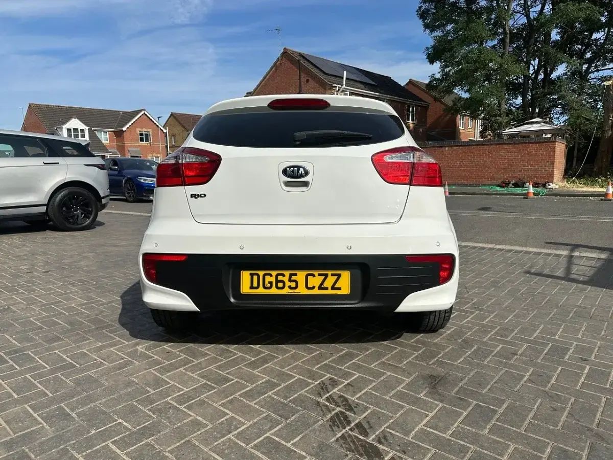 Used Kia Rio 84 HP (61 kW) 2015 White Hatchback