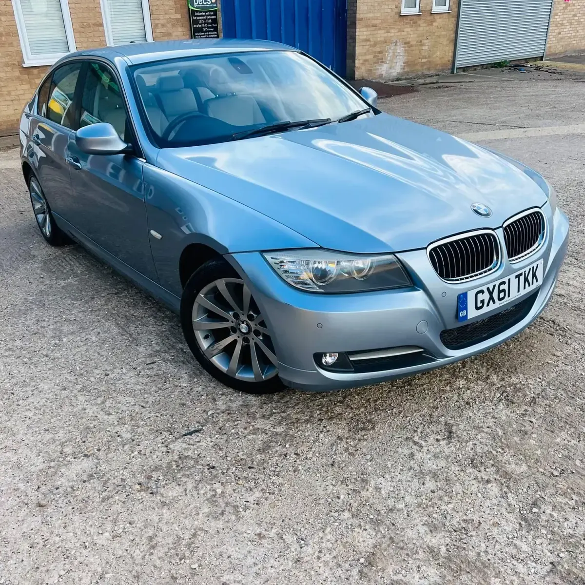 Used BMW 318 Exclusive 140 HP (102 kW) 2011 Blue Sedan