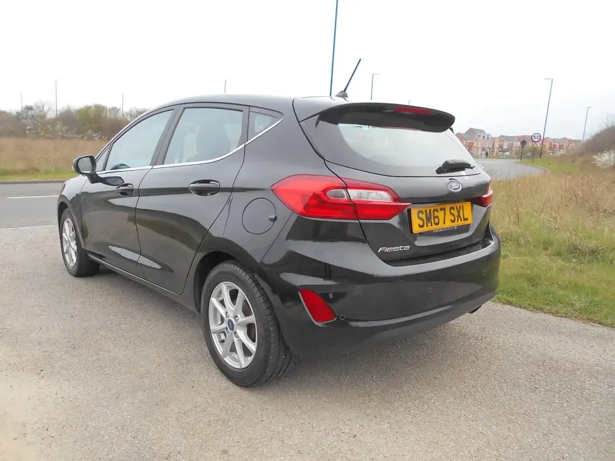 Begagnad Ford Fiesta Zetec 2018 Svart Halvkombi