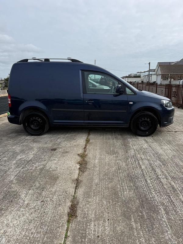 Begagnad VW Caddy Highline 102 HK (75 kW) 2014 Blå Minibuss