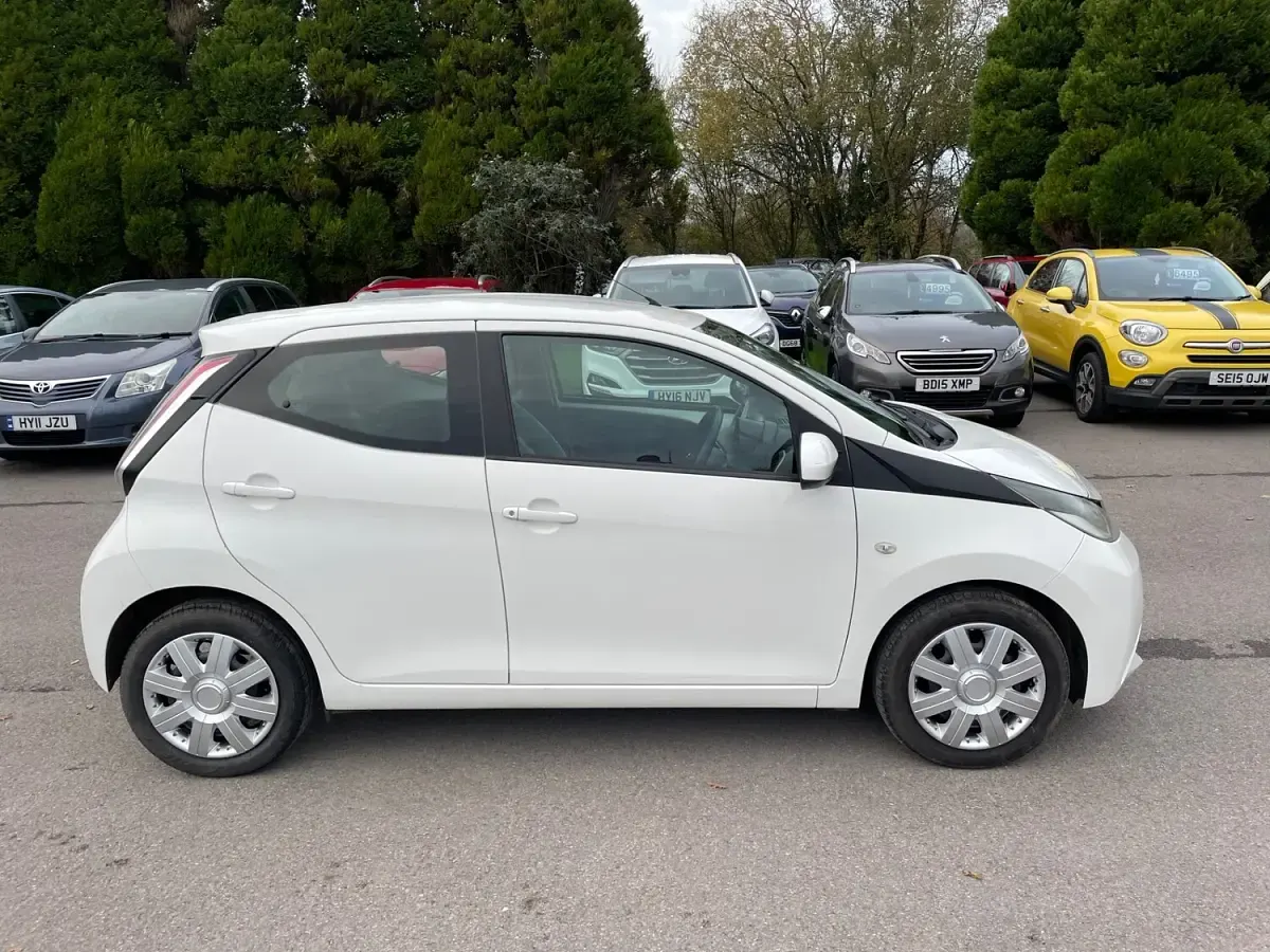 Used Toyota Aygo X-play 69 HP (50 kW) 2015 White Hatchback