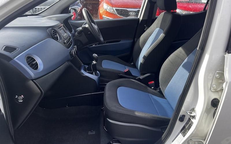 Used Hyundai i10 SE 67 HP (49 kW) 2016 White Hatchback