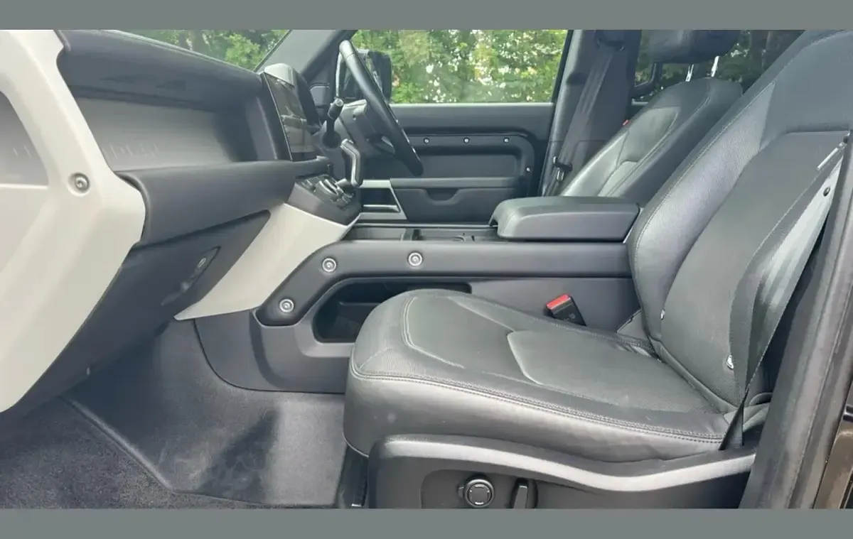 Used Land Rover Defender HSE Dynamic 300 HP (220 kW) 2024 Metallic  santorini black SUV