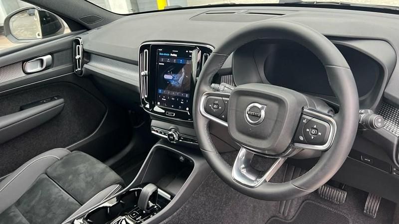 Used Volvo XC40 Plus 197 HP (144 kW) 2025 Gold SUV