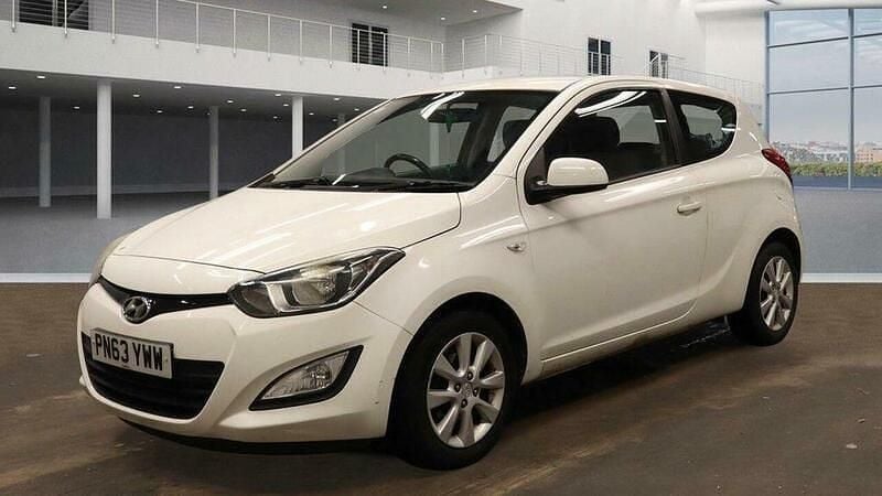 Used Hyundai i20 Active 85 HP (62 kW) 2013 White Hatchback
