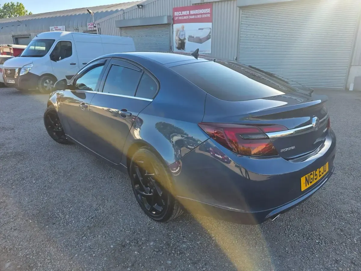 Used Vauxhall Insignia SRi 140 HP (102 kW) 2015 Blue Hatchback
