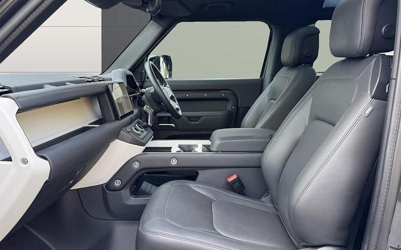 Used Land Rover Defender HSE Dynamic 249 HP (183 kW) 2025 Estate